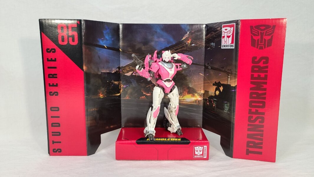TF Collector Studio Series 85 Arcee Review  (9 of 13)